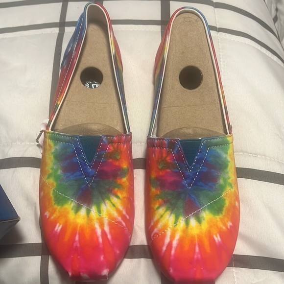 Brand new in box, never worn it tried on pair of Bobs tye dye shoe! - Picture 4 of 6